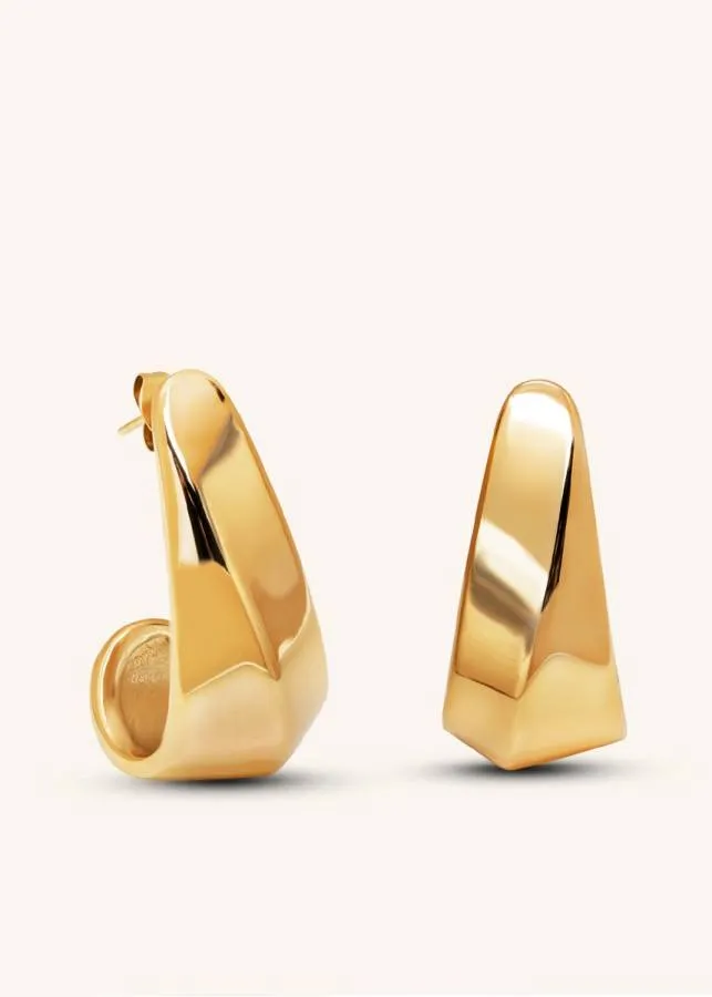 ALMYNOMA - Σκουλαρίκια με απαλή καμπύλη και sculptural σχεδιασμό Solis Edge Gold
