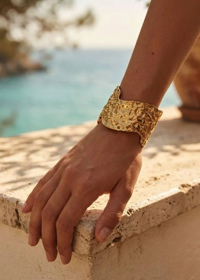 ALMYNOMA - Bραχιόλι με ανάγλυφη υφή Aeris Cuff Gold